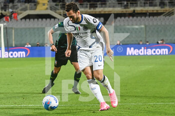 2021-09-21 - Hakan Çalhanoğlu (Inter) carries the ball - ACF FIORENTINA VS INTER - FC INTERNAZIONALE - ITALIAN SERIE A - SOCCER