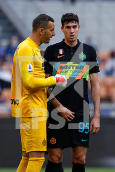2021-09-18 - Samir Handanovic (FC Internazionale) speaks with Alessandro Bastoni (FC Internazionale) - INTER - FC INTERNAZIONALE VS BOLOGNA FC - ITALIAN SERIE A - SOCCER