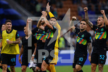 2021-09-18 - FC Internazionale players greet their supporters - INTER - FC INTERNAZIONALE VS BOLOGNA FC - ITALIAN SERIE A - SOCCER