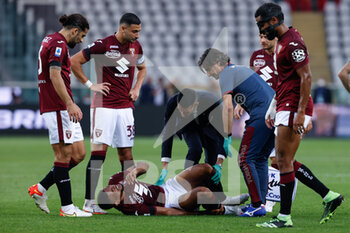2021-09-23 - Rolando Mandragora (Torino FC)  and the medical staff watch over Gleison Bremer (Torino FC) on the ground after an hard foul - TORINO FC VS SS LAZIO - ITALIAN SERIE A - SOCCER