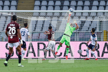 2021-09-23 - Pepe Reina (S.S. Lazio) saves on Antonio Sanabria (Torino FC) header - TORINO FC VS SS LAZIO - ITALIAN SERIE A - SOCCER