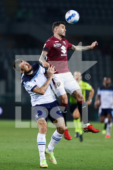 2021-09-23 - Antonio Sanabria (Torino FC) header over Francesco Acerbi (S.S. Lazio) - TORINO FC VS SS LAZIO - ITALIAN SERIE A - SOCCER