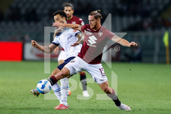 2021-09-23 - Cristian Ansaldi (Torino FC) fights for ball possession with Felipe Anderson (S.S. Lazio) - TORINO FC VS SS LAZIO - ITALIAN SERIE A - SOCCER