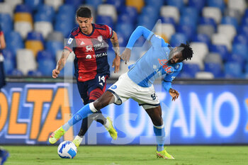 2021-09-26 - Napoli's midfielder Andre Anguissa in action against Cagliari's midfielder Alessandro Deiola  - SSC NAPOLI VS CAGLIARI CALCIO - ITALIAN SERIE A - SOCCER