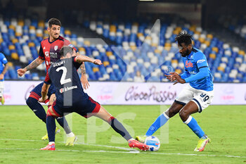 2021-09-26 - Napoli's midfielder Andre Anguissa in action against Cagliari's defender Diego Godin  - SSC NAPOLI VS CAGLIARI CALCIO - ITALIAN SERIE A - SOCCER