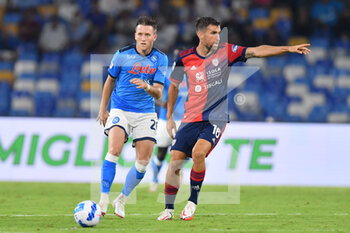 2021-09-26 - Napoli's midfielder Piotr Zielinski in action against Cagliari's midfielder Kevin Strootman  - SSC NAPOLI VS CAGLIARI CALCIO - ITALIAN SERIE A - SOCCER