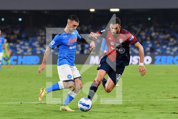2021-09-26 - Napoli's forward Matteo Politano compete for the ball with Cagliari's defender Charalampos Lykogiannis  - SSC NAPOLI VS CAGLIARI CALCIO - ITALIAN SERIE A - SOCCER