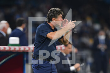 2021-09-26 - Cagliari's head coach Walter Mazzarri gestures  - SSC NAPOLI VS CAGLIARI CALCIO - ITALIAN SERIE A - SOCCER