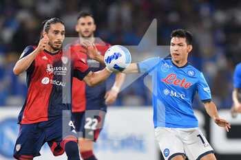 2021-09-26 - Cagliari's defender Martin Caceres fights for the ball against Napoli's forward Hirving Lozano  - SSC NAPOLI VS CAGLIARI CALCIO - ITALIAN SERIE A - SOCCER