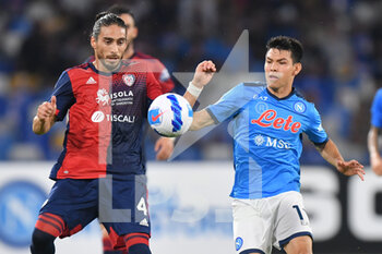 2021-09-26 - Cagliari's defender Martin Caceres in action against Napoli's forward Hirving Lozano  - SSC NAPOLI VS CAGLIARI CALCIO - ITALIAN SERIE A - SOCCER