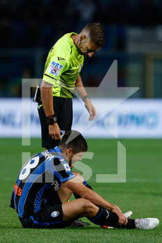 2021-09-21 - The referee Massa checks on Rusland Malinovskyi (Atalanta Bergamasca Calcio) on the ground after a hard foul - ATALANTA BC VS US SASSUOLO - ITALIAN SERIE A - SOCCER