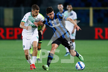 2021-09-21 - Matteo Pessina (Atalanta Bergamasca Calcio) protects the ball from Filip Djuricic (U.S. Sassuolo) - ATALANTA BC VS US SASSUOLO - ITALIAN SERIE A - SOCCER