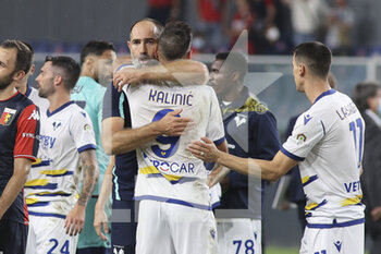 2021-09-25 - Mister Igor Tudor - Verona abbraccia 9 Nikola Kalinic -Verona a fine partita - GENOA CFC VS HELLAS VERONA FC - ITALIAN SERIE A - SOCCER