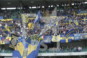 2021-10-03 - I tifosi dell'Hellas Verona sventolano le bandiere a fine partita - HELLAS VERONA FC VS SPEZIA CALCIO - ITALIAN SERIE A - SOCCER