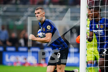 2021-09-25 - Edin Dzeko of Fc Internazionale during the Italian championship Serie A football match between FC Internazionale and Atalanta Bergame on September 25, 2021 at Giuseppe Meazza stadium in Milan, Italy - FC INTERNAZIONALE VS ATALANTA BC - ITALIAN SERIE A - SOCCER