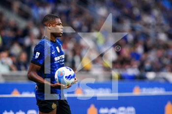 2021-09-25 - Denzel Dumfries of Fc Internazionale during the Italian championship Serie A football match between FC Internazionale and Atalanta Bergame on September 25, 2021 at Giuseppe Meazza stadium in Milan, Italy - FC INTERNAZIONALE VS ATALANTA BC - ITALIAN SERIE A - SOCCER