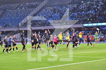 2021-10-28 - FINAL EXULTATION OF THE NAPOLI PLAYERS UNDER THE CURVE THE FANS - SSC NAPOLI VS BOLOGNA FC - ITALIAN SERIE A - SOCCER