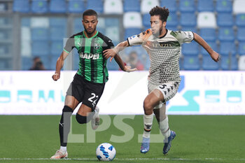 2021-10-23 - Jeremy Toljan (U.S. Sassuolo) and Sofian Kiyine (Venezia FC) fight for the ball - US SASSUOLO VS VENEZIA FC - ITALIAN SERIE A - SOCCER