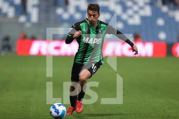2021-10-23 - Filip Djuricic (U.S. Sassuolo) in action - US SASSUOLO VS VENEZIA FC - ITALIAN SERIE A - SOCCER