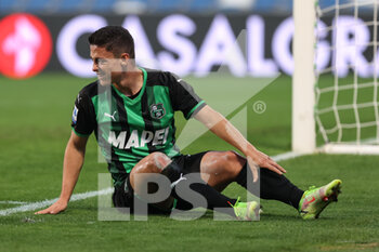2021-10-23 - Giacomo Raspadori (U.S. Sassuolo) on the ground - US SASSUOLO VS VENEZIA FC - ITALIAN SERIE A - SOCCER