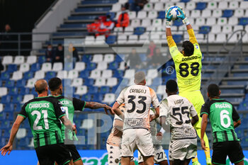 2021-10-23 - Sergio Romero (Venezia FC) in action on a corner kick - US SASSUOLO VS VENEZIA FC - ITALIAN SERIE A - SOCCER