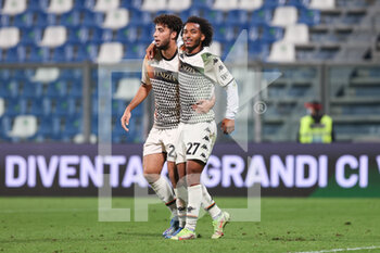 2021-10-23 - Gianluca Busio (Venezia FC) is injured and helped by a teammate to exit the pitch - US SASSUOLO VS VENEZIA FC - ITALIAN SERIE A - SOCCER