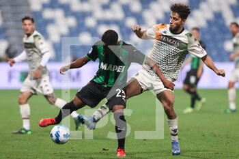 2021-10-23 - Hamed Traore (U.S. Sassuolo) and Sofian Kiyine (Venezia FC) fight for the ball - US SASSUOLO VS VENEZIA FC - ITALIAN SERIE A - SOCCER