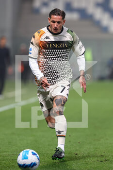 2021-10-23 - Pasquale Mazzocchi (Venezia FC) in action - US SASSUOLO VS VENEZIA FC - ITALIAN SERIE A - SOCCER