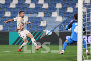 2021-10-23 - Francesco Forte (Venezia FC) shoots the ball - US SASSUOLO VS VENEZIA FC - ITALIAN SERIE A - SOCCER