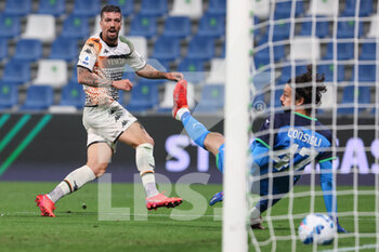 2021-10-23 - Francesco Forte (Venezia FC) scores the 2-3 goal. The referee will disallow it - US SASSUOLO VS VENEZIA FC - ITALIAN SERIE A - SOCCER