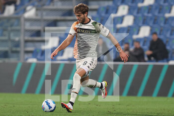 2021-10-23 - Tanner Tessmann (Venezia FC) in action - US SASSUOLO VS VENEZIA FC - ITALIAN SERIE A - SOCCER