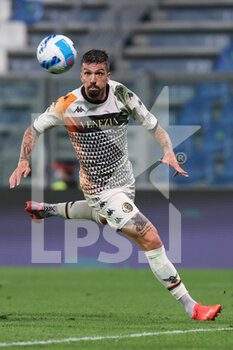 2021-10-23 - Francesco Forte (Venezia FC) scores the 2-3 goal. The referee will disallow it - US SASSUOLO VS VENEZIA FC - ITALIAN SERIE A - SOCCER