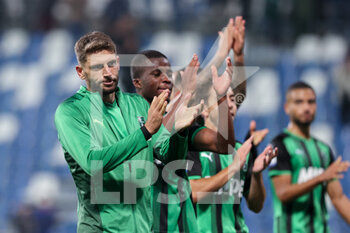 2021-10-23 - Domenico Berardi (U.S. Sassuolo) and teammates celebrate with their fans after the victory - US SASSUOLO VS VENEZIA FC - ITALIAN SERIE A - SOCCER
