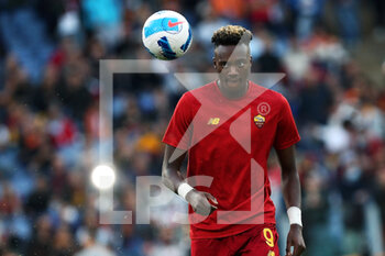 2021-10-24 - Tammy Abraham of Roma warms up before the Italian championship Serie A football match between AS Roma and SSC Napoli on October 24, 2021 at Stadio Olimpico in Rome, Italy - AS ROMA VS SSC NAPOLI - ITALIAN SERIE A - SOCCER