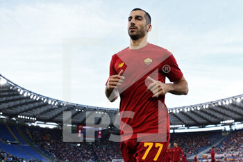 2021-10-24 - Henrikh Mkhitaryan of Roma warming up before the Italian championship Serie A football match between AS Roma and SSC Napoli on October 24, 2021 at Stadio Olimpico in Rome, Italy - AS ROMA VS SSC NAPOLI - ITALIAN SERIE A - SOCCER