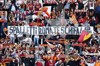 2021-10-24 - Supporters of Roma show a banner against Luciano Spalletti head coach of Napoli during the Italian championship Serie A football match between AS Roma and SSC Napoli on October 24, 2021 at Stadio Olimpico in Rome, Italy - AS ROMA VS SSC NAPOLI - ITALIAN SERIE A - SOCCER