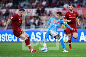 2021-10-24 - Jordan Veretout of Roma (L) vies for the ball with Lorenzo Insigne of Napoli (R) during the Italian championship Serie A football match between AS Roma and SSC Napoli on October 24, 2021 at Stadio Olimpico in Rome, Italy - AS ROMA VS SSC NAPOLI - ITALIAN SERIE A - SOCCER