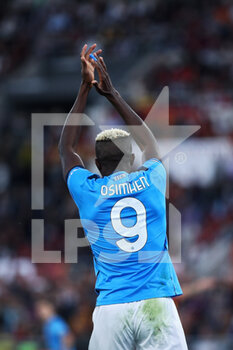 2021-10-24 - Victor Osimhen of Napoli greets during the Italian championship Serie A football match between AS Roma and SSC Napoli on October 24, 2021 at Stadio Olimpico in Rome, Italy - AS ROMA VS SSC NAPOLI - ITALIAN SERIE A - SOCCER