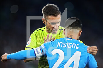 2021-10-24 - Davide Massa referee of the match (L) talks to Lorenzo Insigne of Napoli (R) during the Italian championship Serie A football match between AS Roma and SSC Napoli on October 24, 2021 at Stadio Olimpico in Rome, Italy - AS ROMA VS SSC NAPOLI - ITALIAN SERIE A - SOCCER