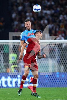 2021-10-24 - Piotr Zielinski (UP) goes for a header with Lorenzo Pellegrini of Roma during the Italian championship Serie A football match between AS Roma and SSC Napoli on October 24, 2021 at Stadio Olimpico in Rome, Italy - AS ROMA VS SSC NAPOLI - ITALIAN SERIE A - SOCCER
