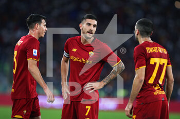 2021-10-24 - Lorenzo Pellegrini (C) and Henrikh Mkhitaryan (R) of Roma talk each other during the Italian championship Serie A football match between AS Roma and SSC Napoli on October 24, 2021 at Stadio Olimpico in Rome, Italy - AS ROMA VS SSC NAPOLI - ITALIAN SERIE A - SOCCER