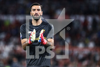 2021-10-24 - Rui Patricio goalkeeper of Roma greets during the Italian championship Serie A football match between AS Roma and SSC Napoli on October 24, 2021 at Stadio Olimpico in Rome, Italy - AS ROMA VS SSC NAPOLI - ITALIAN SERIE A - SOCCER