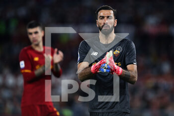 2021-10-24 - Rui Patricio goalkeeper of Roma greets during the Italian championship Serie A football match between AS Roma and SSC Napoli on October 24, 2021 at Stadio Olimpico in Rome, Italy - AS ROMA VS SSC NAPOLI - ITALIAN SERIE A - SOCCER