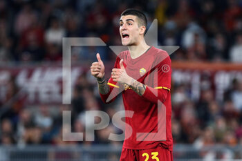 2021-10-24 - Gianluca Mancini of Roma gives a thumb up during the Italian championship Serie A football match between AS Roma and SSC Napoli on October 24, 2021 at Stadio Olimpico in Rome, Italy - AS ROMA VS SSC NAPOLI - ITALIAN SERIE A - SOCCER