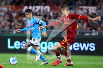 2021-10-24 - Lorenzo Insigne of Napoli (L) vies for the ball with Gianluca Mancini of Roma (R) during the Italian championship Serie A football match between AS Roma and SSC Napoli on October 24, 2021 at Stadio Olimpico in Rome, Italy - AS ROMA VS SSC NAPOLI - ITALIAN SERIE A - SOCCER
