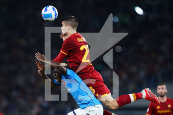 2021-10-24 - Gianluca Mancini of Roma (UP) goes for a header with Victor Osimhen of Napoli (D) during the Italian championship Serie A football match between AS Roma and SSC Napoli on October 24, 2021 at Stadio Olimpico in Rome, Italy - AS ROMA VS SSC NAPOLI - ITALIAN SERIE A - SOCCER