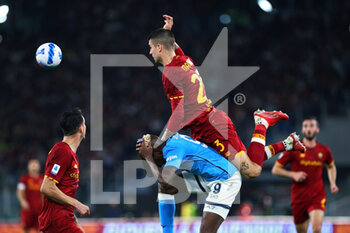 2021-10-24 - Gianluca Mancini of Roma (UP) goes for a header with Victor Osimhen of Napoli (D) during the Italian championship Serie A football match between AS Roma and SSC Napoli on October 24, 2021 at Stadio Olimpico in Rome, Italy - AS ROMA VS SSC NAPOLI - ITALIAN SERIE A - SOCCER