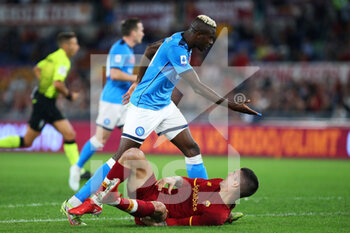 2021-10-24 - Victor Osimhen of Napoli (UP) argues with Gianluca Mancini of Roma (D) during the Italian championship Serie A football match between AS Roma and SSC Napoli on October 24, 2021 at Stadio Olimpico in Rome, Italy - AS ROMA VS SSC NAPOLI - ITALIAN SERIE A - SOCCER