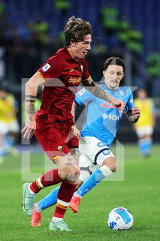 2021-10-24 - Nicolo' Zaniolo of Roma (L) vies for the ball with Mario Rui (R) of Napoli during the Italian championship Serie A football match between AS Roma and SSC Napoli on October 24, 2021 at Stadio Olimpico in Rome, Italy - AS ROMA VS SSC NAPOLI - ITALIAN SERIE A - SOCCER