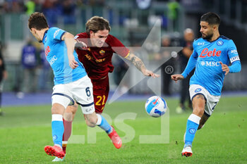 2021-10-24 - Nicolo' Zaniolo of Roma (C) vies for the ball with Mario Rui (L) and Lorenzo Insigne (R) of Napoli during the Italian championship Serie A football match between AS Roma and SSC Napoli on October 24, 2021 at Stadio Olimpico in Rome, Italy - AS ROMA VS SSC NAPOLI - ITALIAN SERIE A - SOCCER